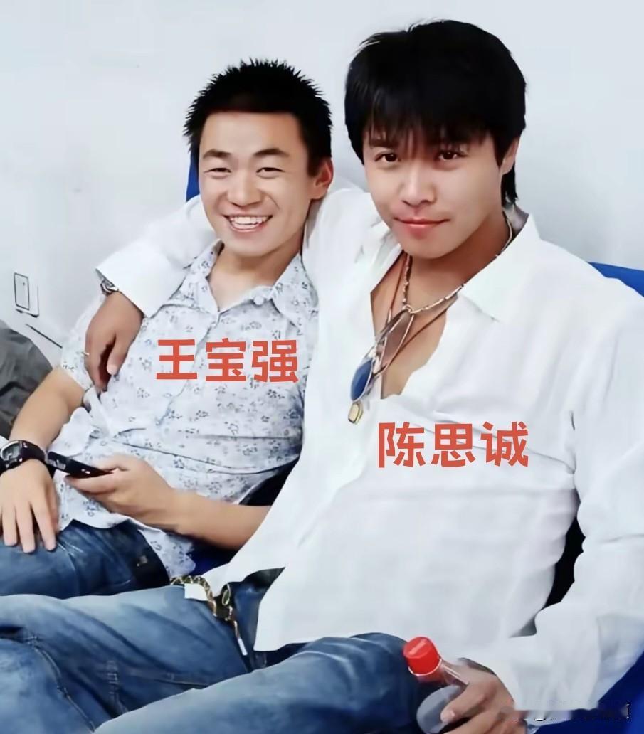 从青涩旧照到亲密贴脸，王宝强陈思诚的今昔，全是几代人的青春。当年他们青涩灵动，