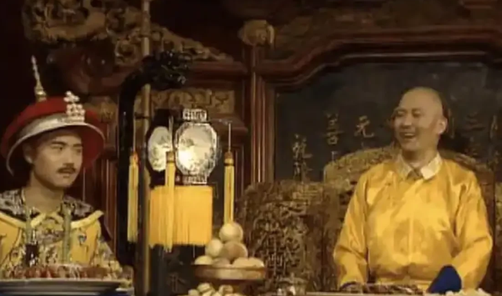 嘉庆熬乾隆的策略其实很棒，只要乾隆活着一天，他就对乾隆言听计从。因为毕竟乾隆快9