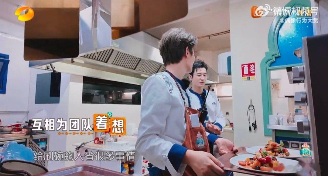 黄晓明是丁禹兮铁血猫塑中餐厅黄晓明怕不是丁禹兮的“专属撸猫师”？捏脖子、捋呆毛