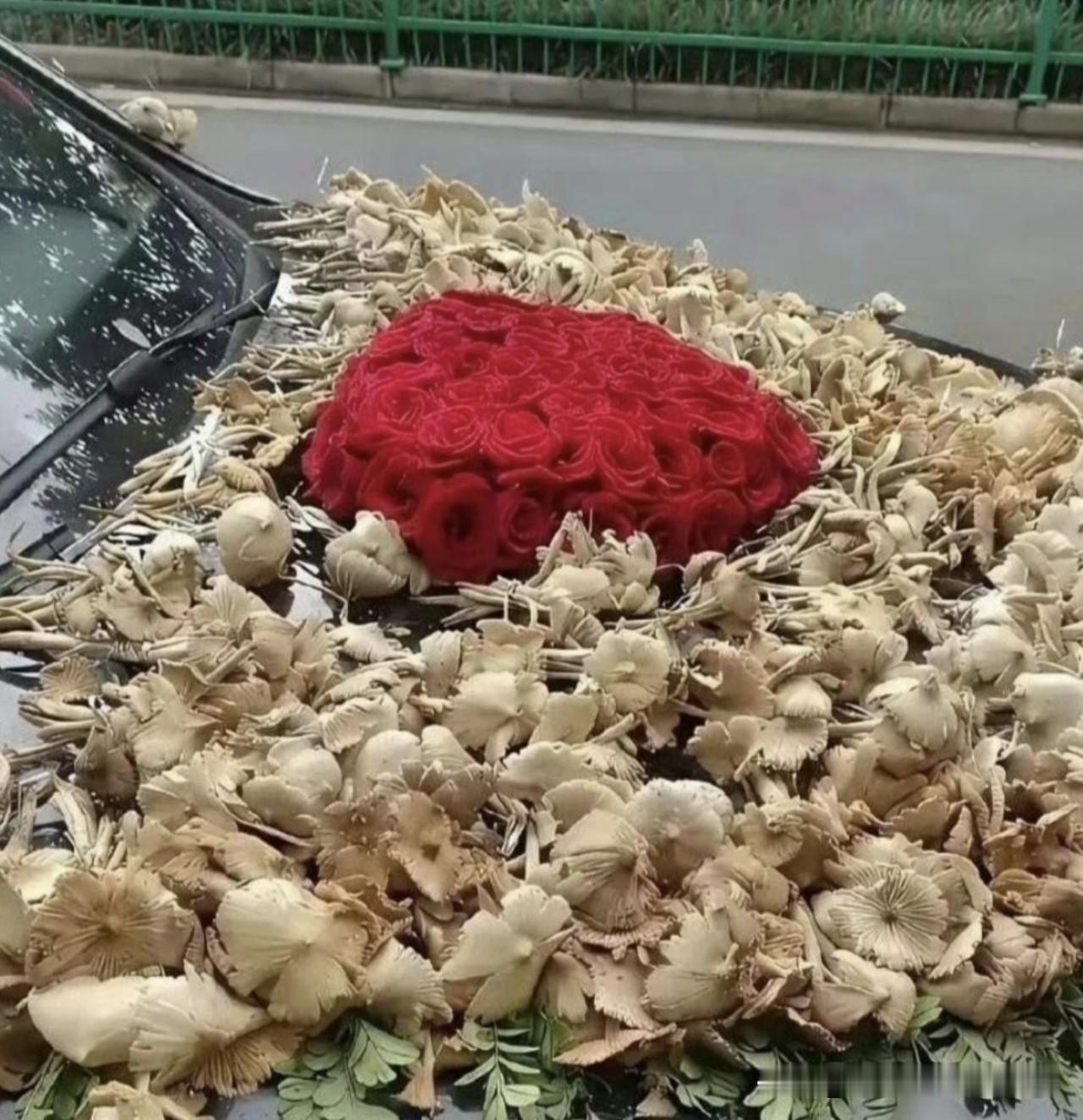 婚车上的都是些什么？那个地方的风俗用这个？