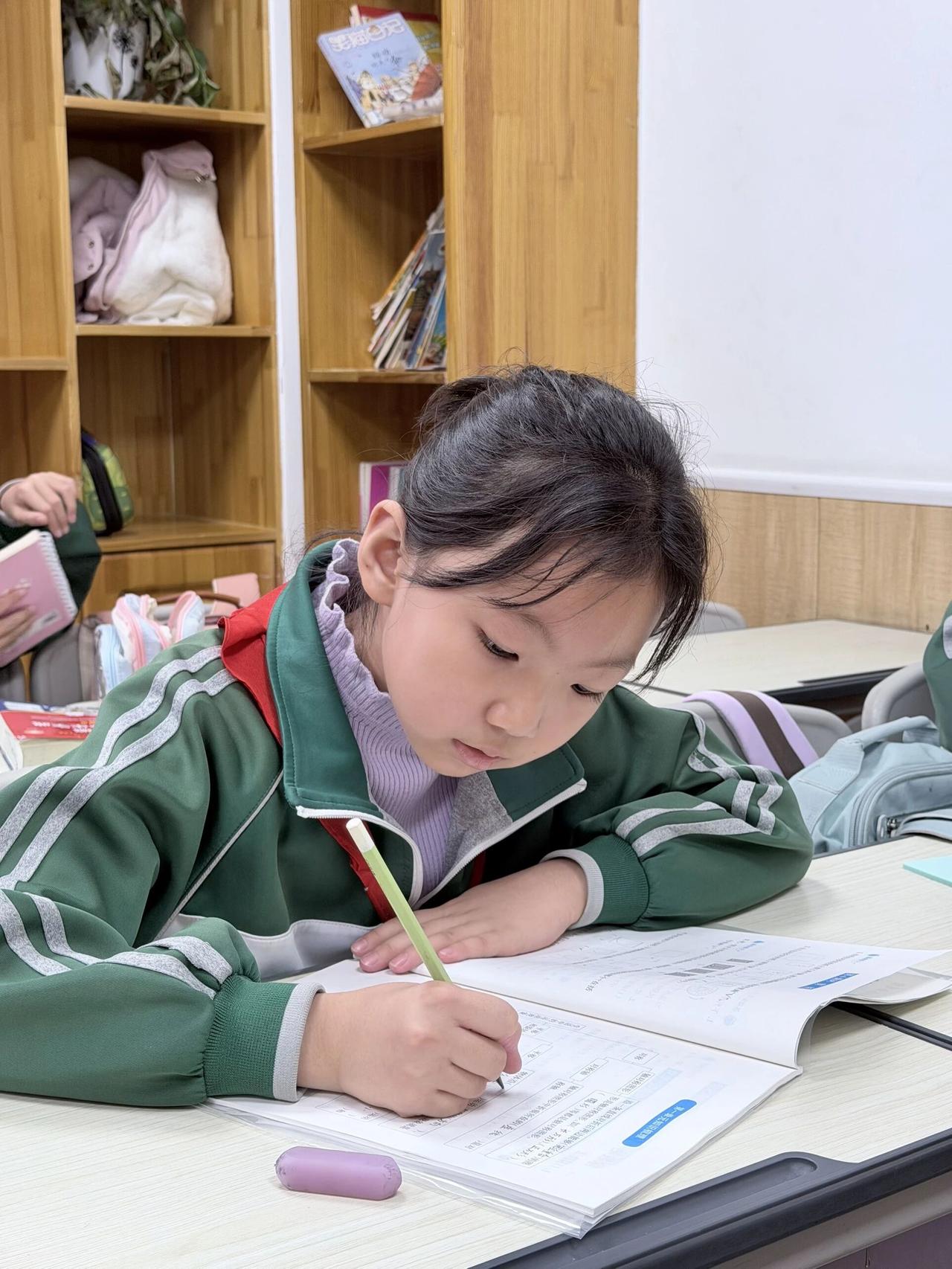 真正的教育——不是天天抓师德师风，也不是盯住老师的教案写得好不好，而是