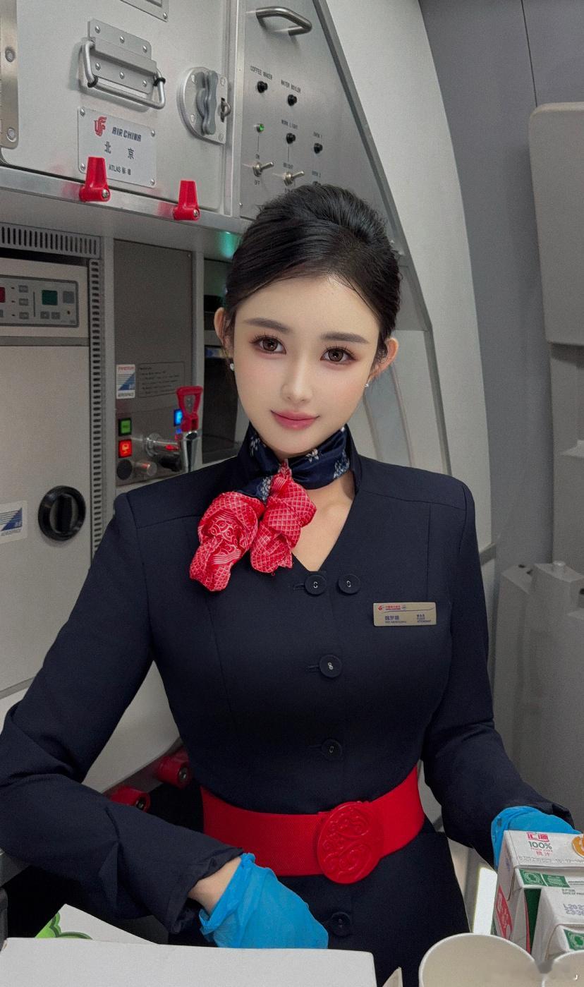 东航空姐，这也太美了吧。​​​