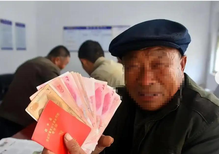 养老金若停止上调，冲击最大的并非退休老人，而是2亿灵活就业者。这个庞大的群体，