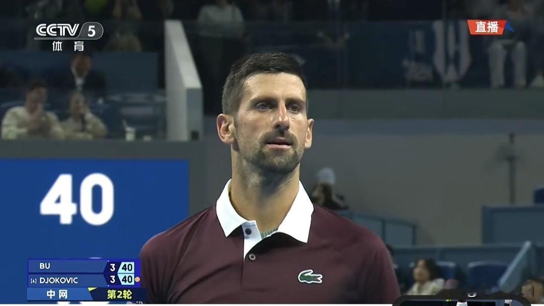 德约科维奇2-1逆转战胜布云朝克特晋级中国网球公开赛八强。2026中国网球公开