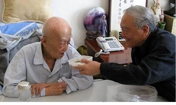 1994年，季羡林的妻子彭德华去世，要4万丧葬费。季羡林要求儿子季承出2万，季承