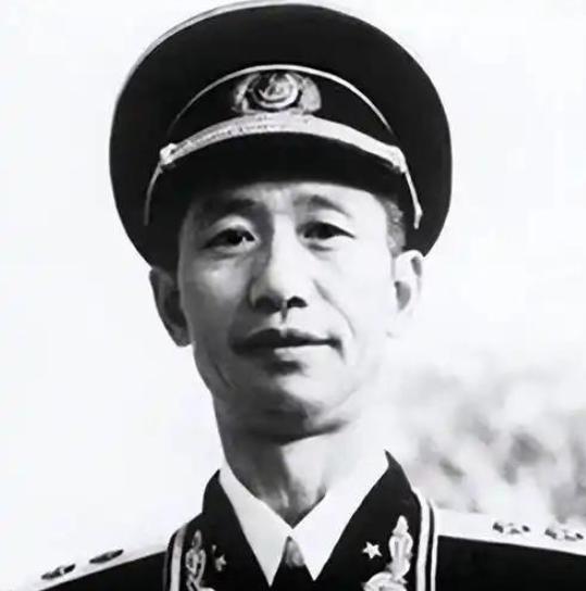 1935年，红九军作战科长周希汉，被军长顶着额头连开五枪，五枪都没打中：是他命大