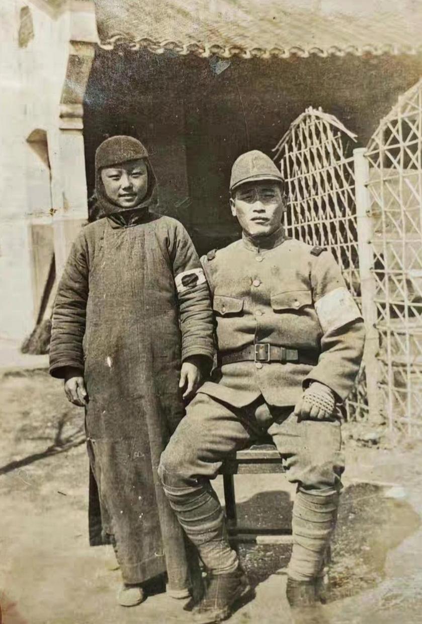 这是一张侵华日军私人相册里的一张照片，一个日本兵和中国儿童的合影。这是日军为掩盖