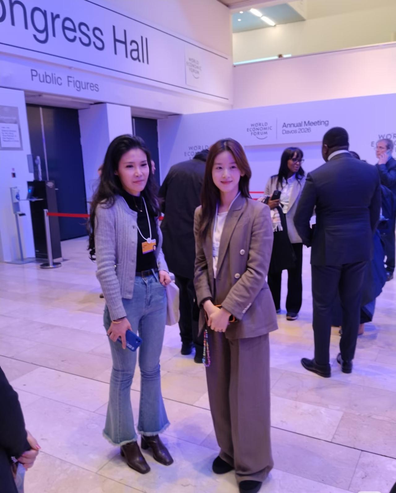 章泽天现身瑞士达沃斯1月21日，有网友在瑞士达沃斯偶遇章泽天。她身穿一套简约