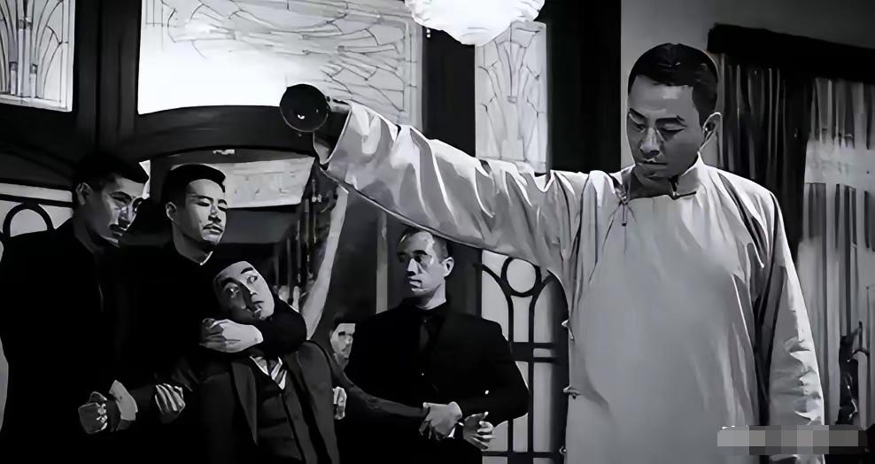 1936年夏天，蒋介石的外甥俞洛民在电梯里不小心踩了警察局长陆连奎小老婆的脚，结