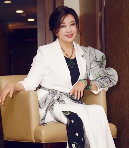 刘晓庆离婚了，记者问她：“您74岁了，为啥还折腾？”刘晓庆哈哈大笑：你说人们爱看