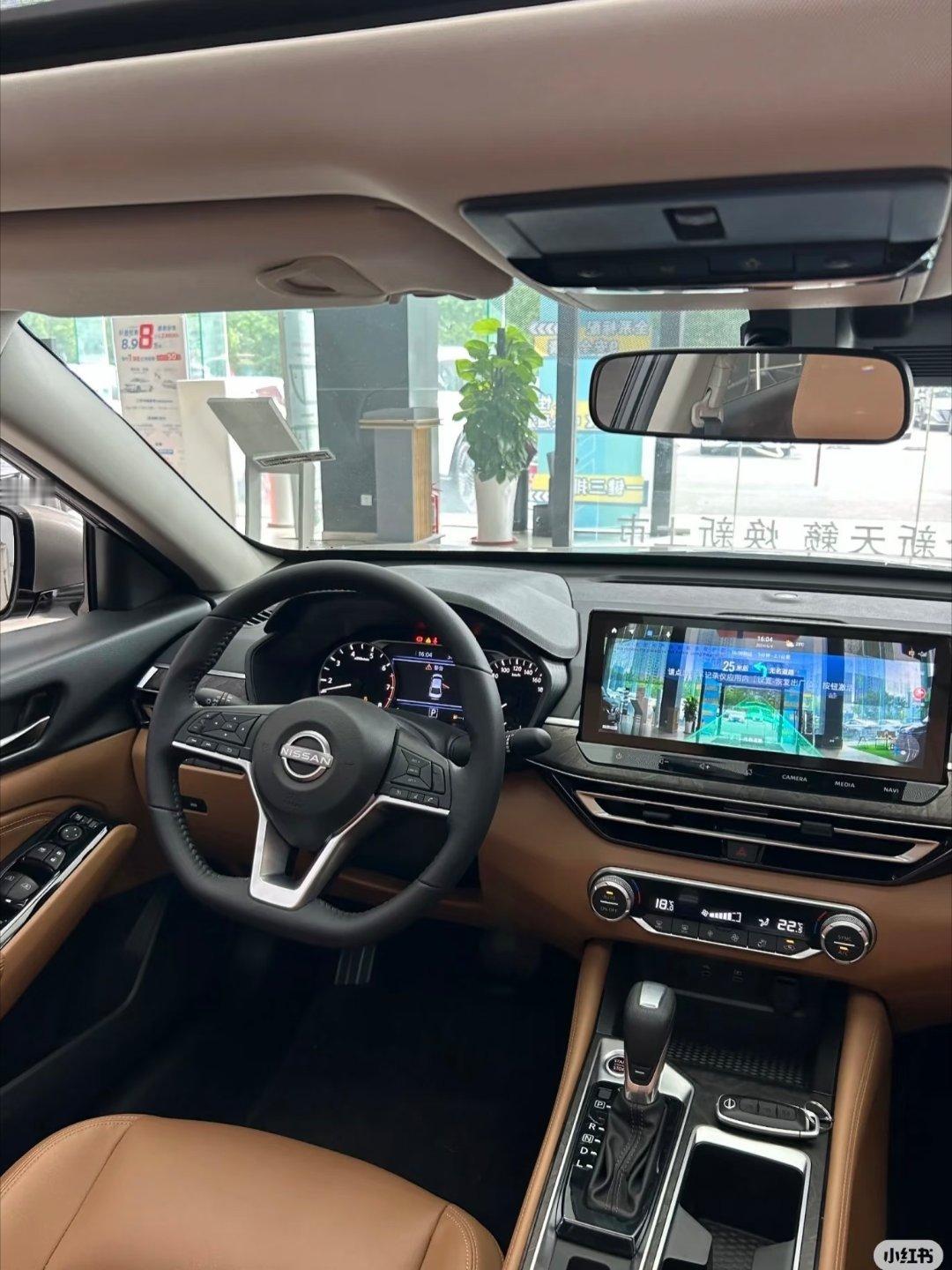 三刀买百车粉丝刚订车，2025款2.0L白色天籁成交价分享。指导价：1888