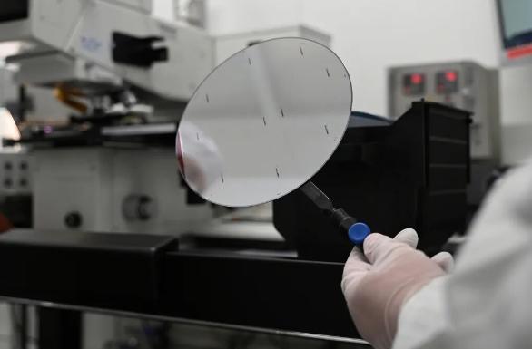 荷兰不给晶圆，闻泰有新招！汽车芯片供应链的紧张氛围还未消散，荷兰晶圆供应的波