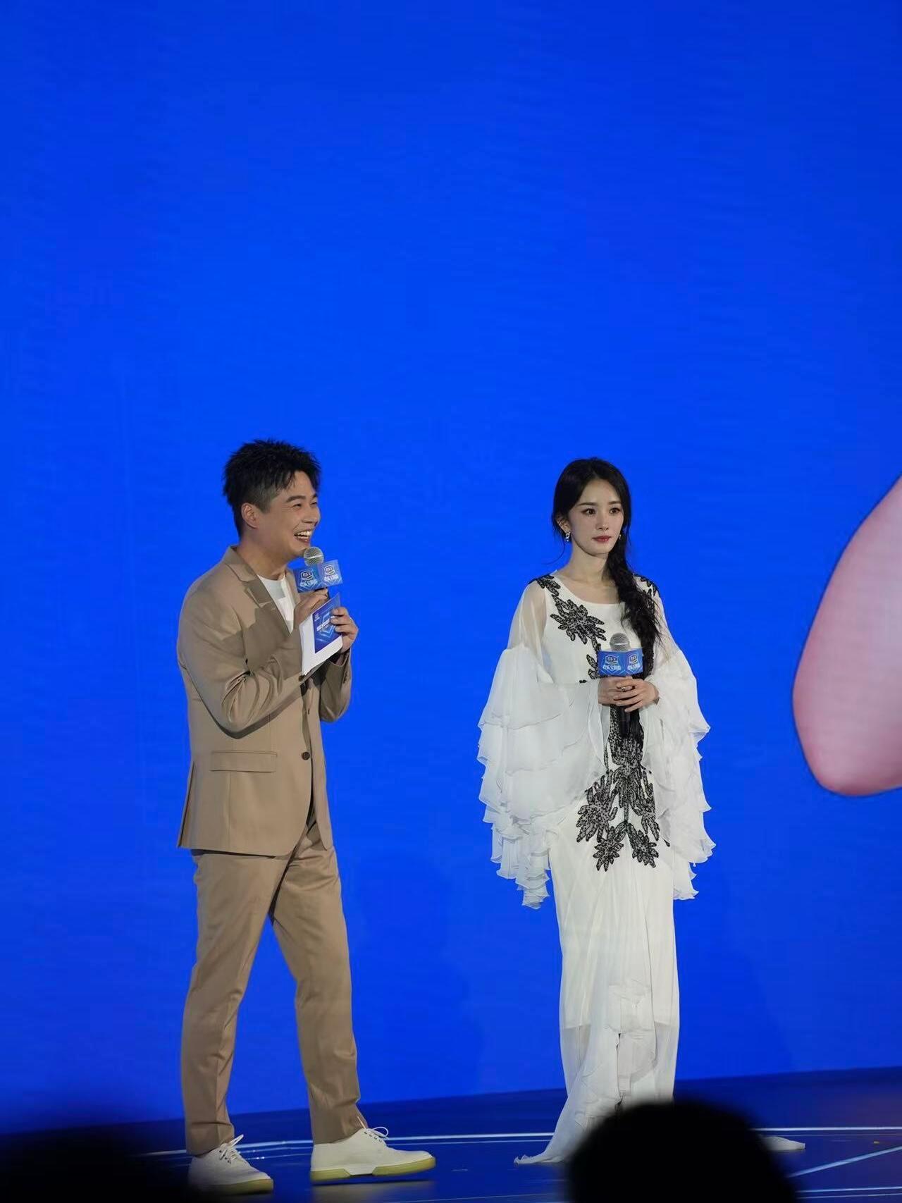 杨幂完全是妈妈级别的羡慕内场的路人朋友，绝美仙女妈幂生图😘​​​