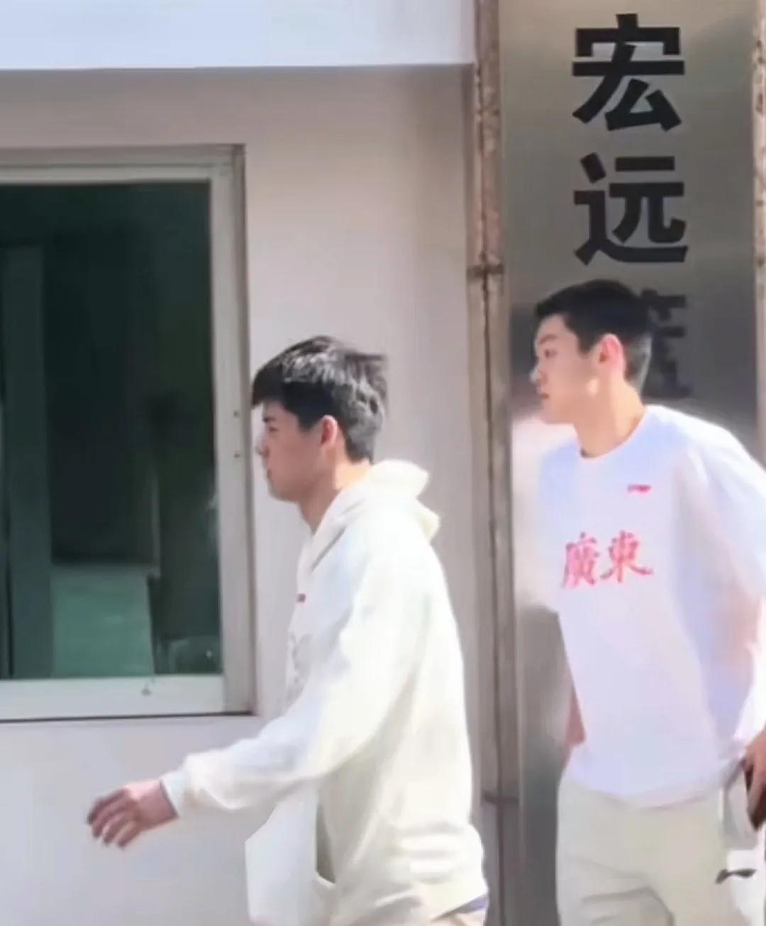 一边是季后赛如火如荼进行着，这边出局的广东队新闻满天飞，这就是人气球队的存在。
