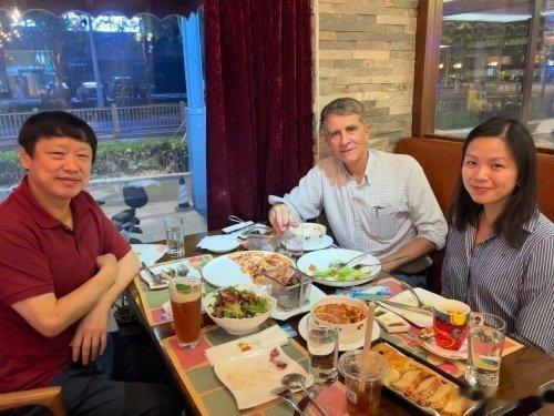 胡锡进与妞约时报女记者吃个饭很正常，根本不叫事儿，老胡自己也觉得很正常，不正常的