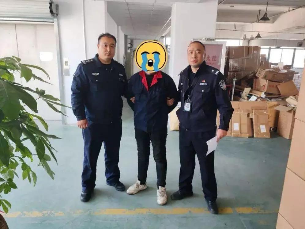 玉环有个小偷江某太怂了，万元现金不敢拿，只拿320红包，沿街拉车门盗窃，第一辆车