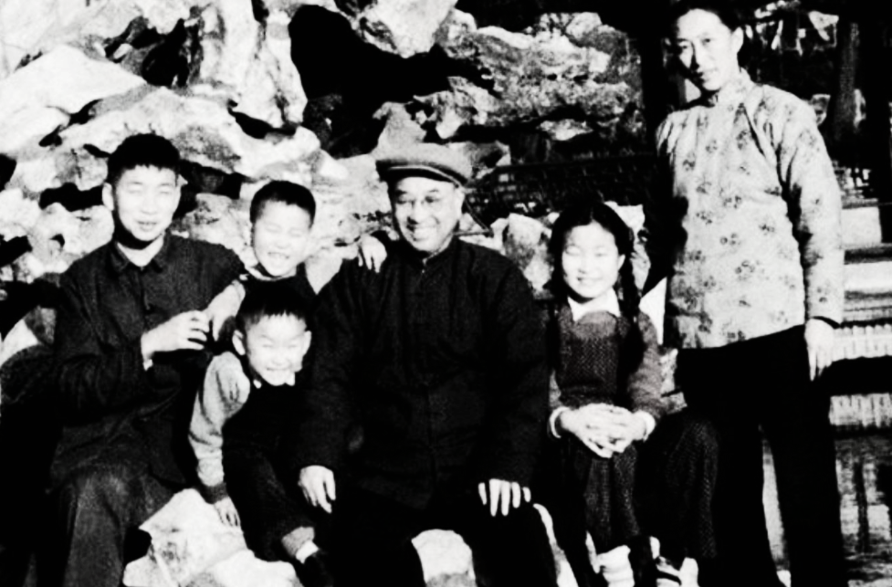 1958年，长春第一汽车厂的技术员陈知非请假，第一次带着未婚妻钱如琴回家探亲。一