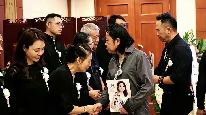 歌唱家龚爽37岁因卵巢癌在北京离世，抗癌整整五年几乎瞒住了所有人。今年9月4日凌