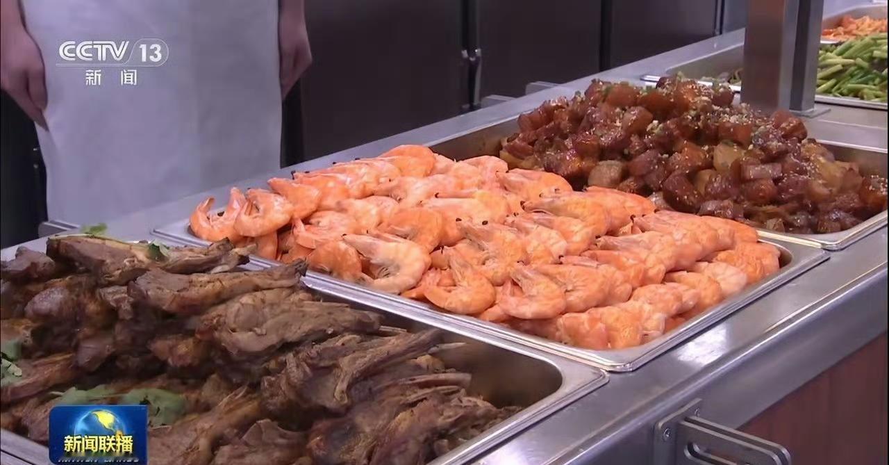 昨天看了福建舰的伙食，荤菜有羊排，大虾，红烧肉，蒜薹炒肉，西红柿炒鸡蛋，蒸鱼。另