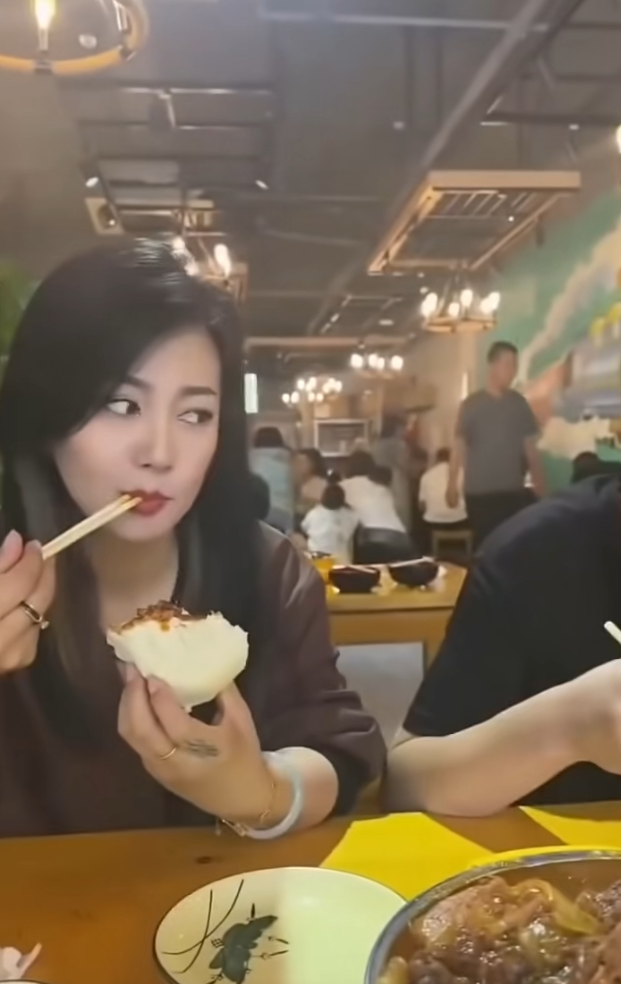 出来吃饭，她这是什么意思？？？