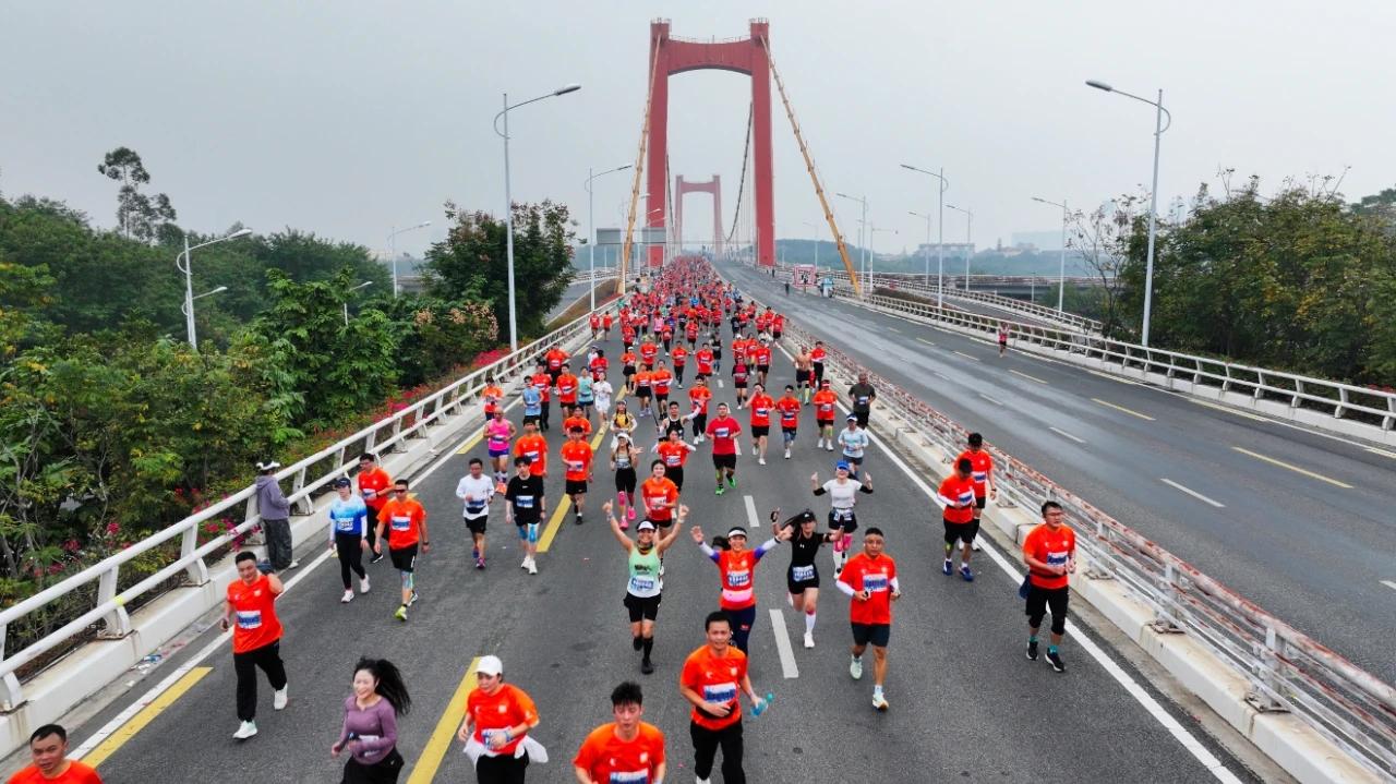 一年一度的南宁马拉松今天开跑，各大群都在热烈讨论马拉松盛况！听说，仅仅是今天一