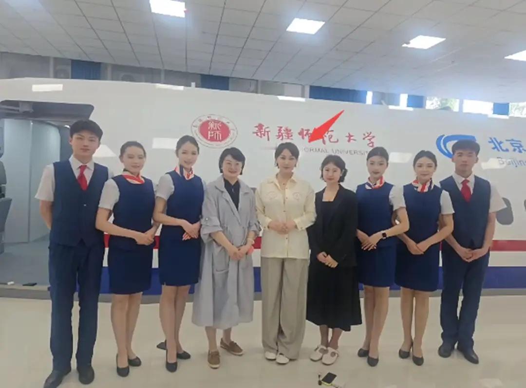 娜扎亲姐来北京陪她过年，姐姐从空姐转行到疆大当老师，气质真好