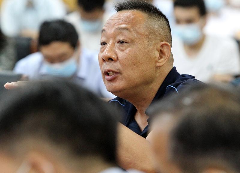于东来建议员工给家人花钱不超3成9月15日晚，胖东来创始人于东来直播内部篮球赛，赛前和员工交流，提出