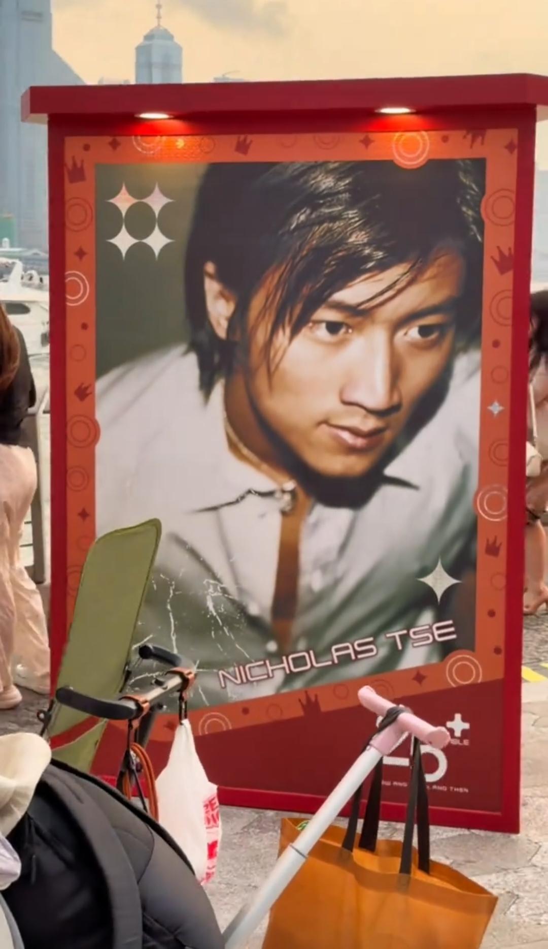 英皇还真是力挺张敬轩，在香港的星光大道上，已经摆出了英皇25周年演唱会参演的巨幅