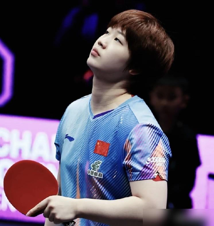 国乒教练席上出现了罕见一幕！蒯曼当着于子洋的面，捂着嘴笑到发抖，耳朵都红了。