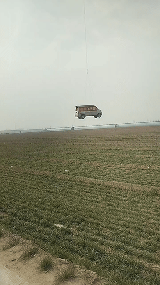 这种大型旋翼无人机它的升力可真大啊！竟然能将一辆面包车吊起来？大载运输无人机