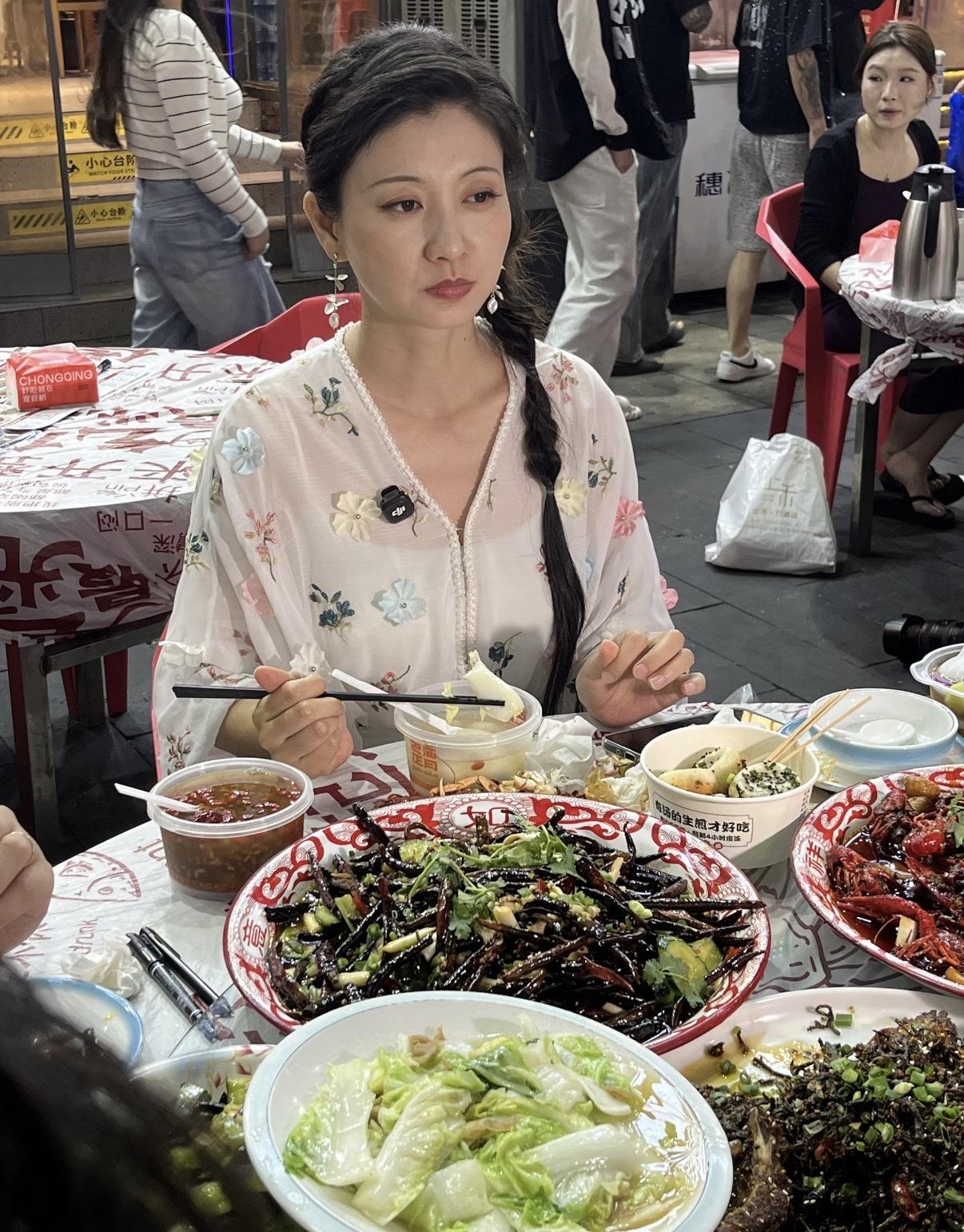 重庆观音桥偶遇眉姐姐啦，好像是专门来重庆打卡，本人长得好有古典感，生图能够看出来