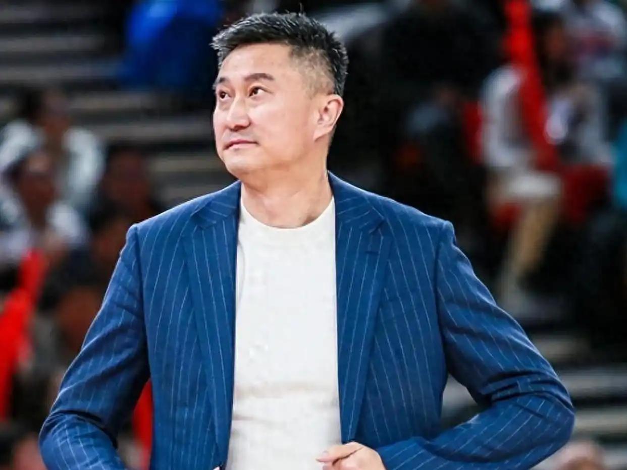 哇塞！杜锋站C位，周鹏站墙角，胡明轩袖标照戴。10月12日宏远出征仪式这场面，