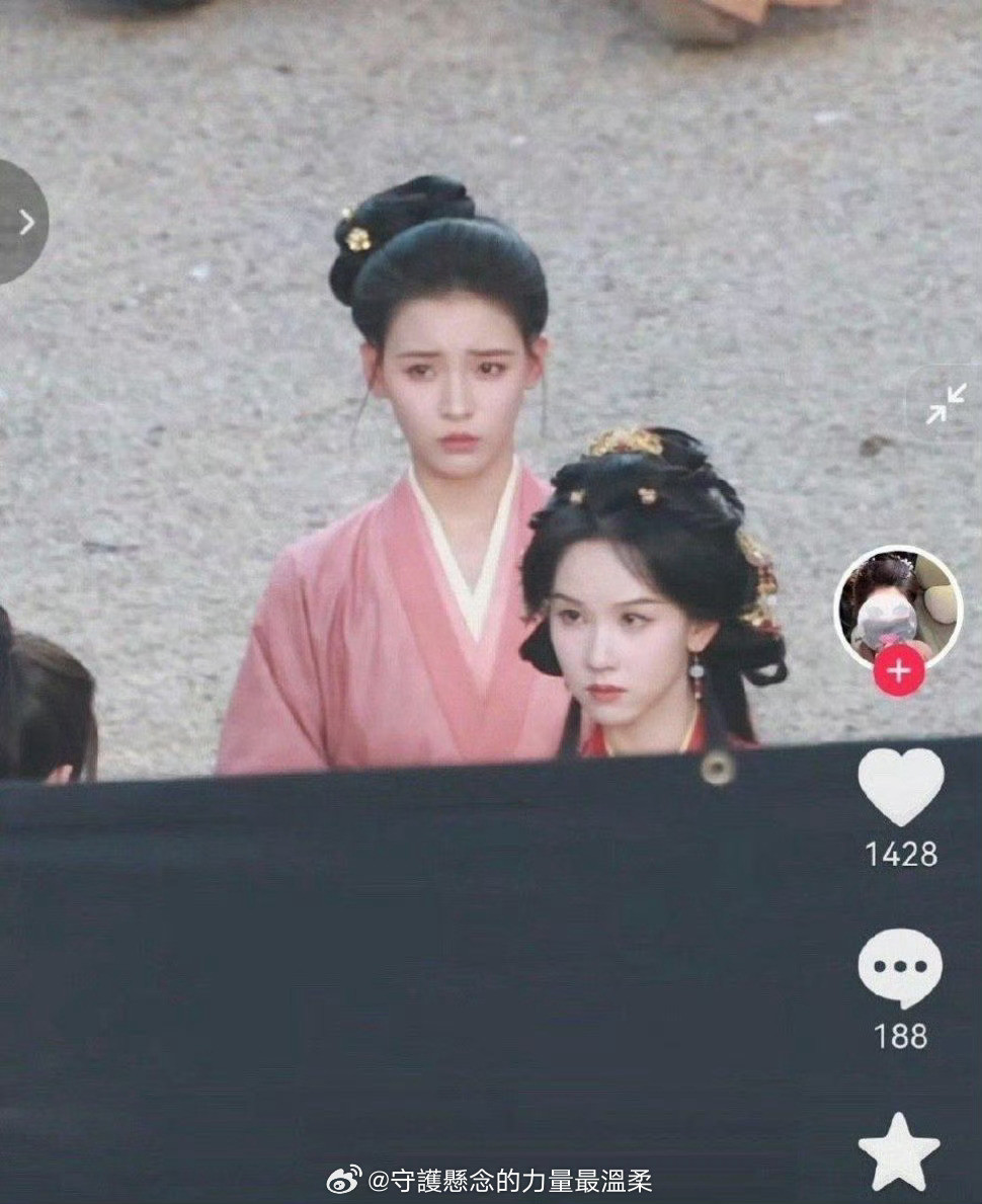 有人知道这个演丫鬟的是谁吗？天呐！在陈都灵旁边也不逊色，好美啊…