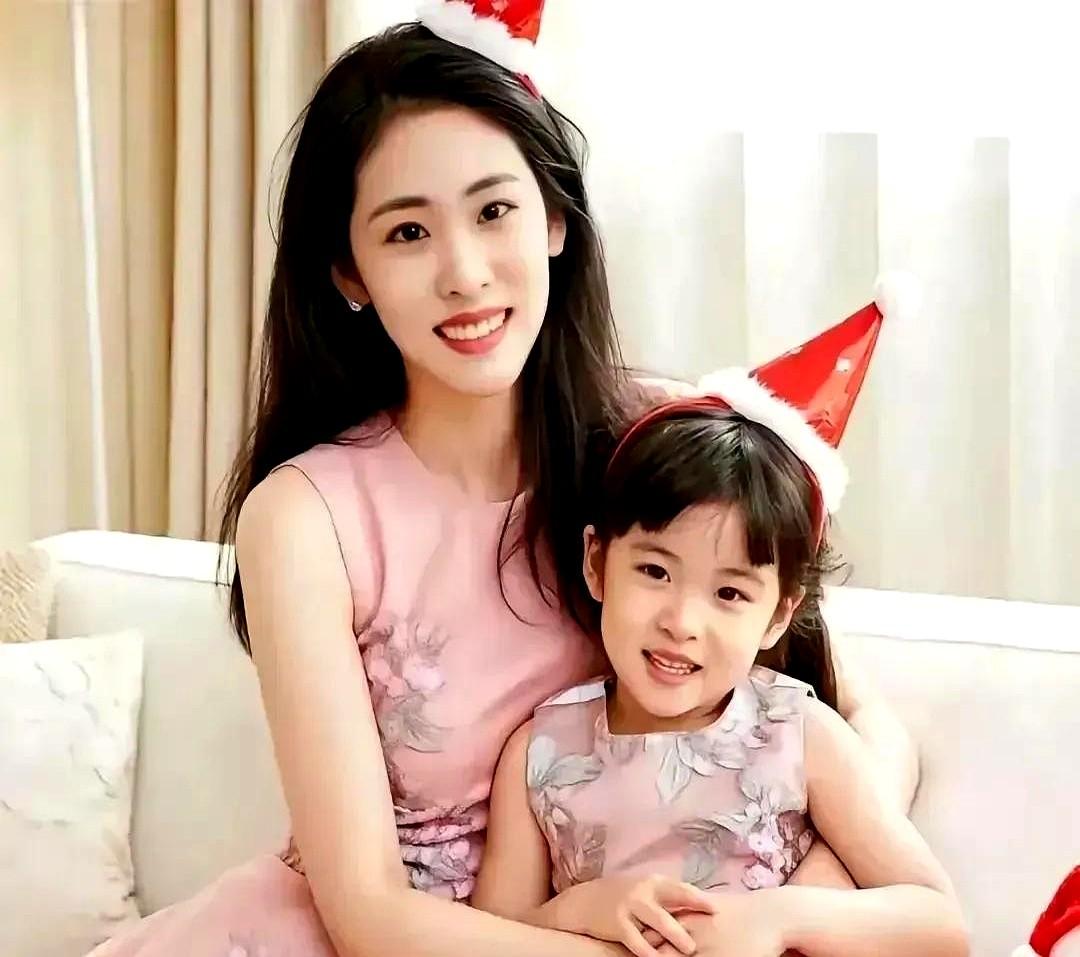 华晨宇和女儿在一起真享受！蓝天白云，绿茵草地，小狗在跑，女儿在闹，华晨宇最喜