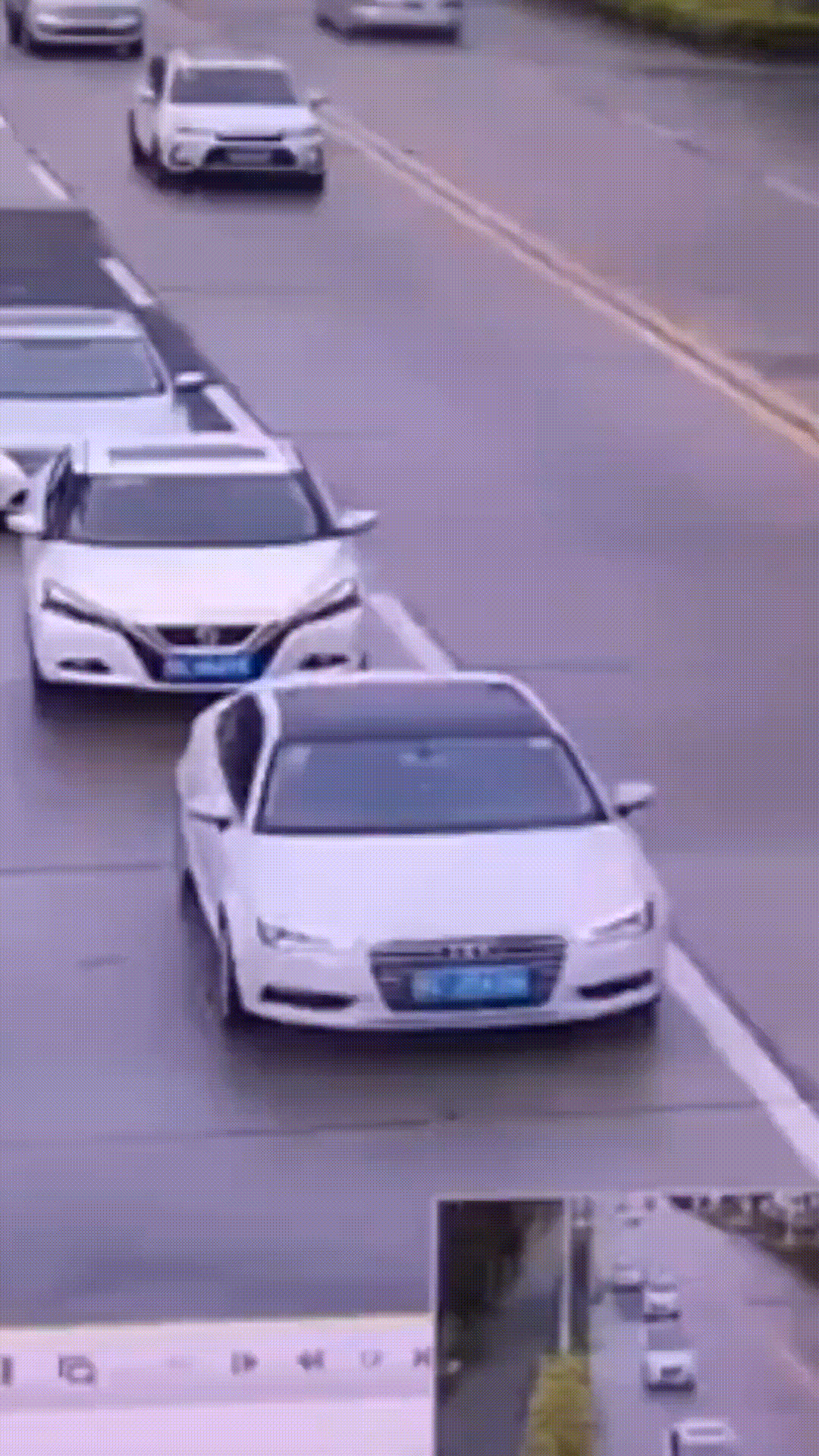 人有时候真的不得不信命！这不，一位车主在路上正常行驶，突然天上就掉下一根类似柱子