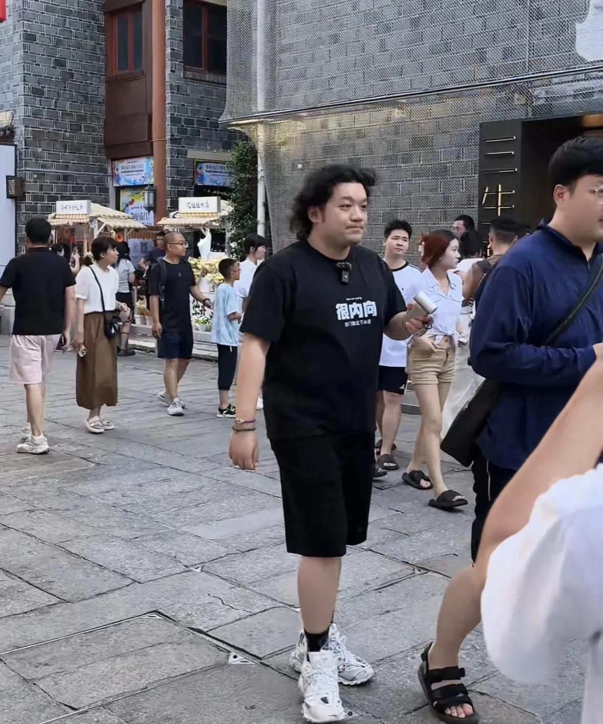 28岁尤浩然在江西街头出现，和当初《家有儿女》里的小雨完全不一样了，看起来好成熟