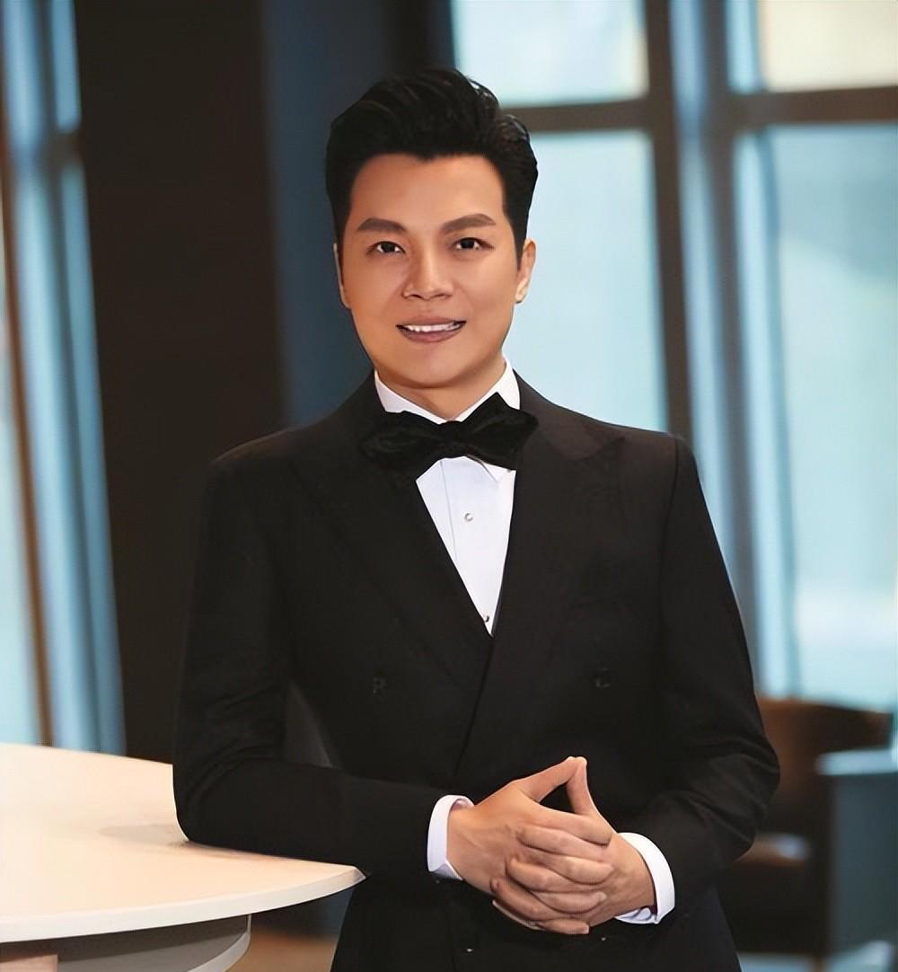 32岁的央视名嘴任鲁豫，娶了身家上亿的女富豪，45岁二胎得子，家庭幸福美满。谁知