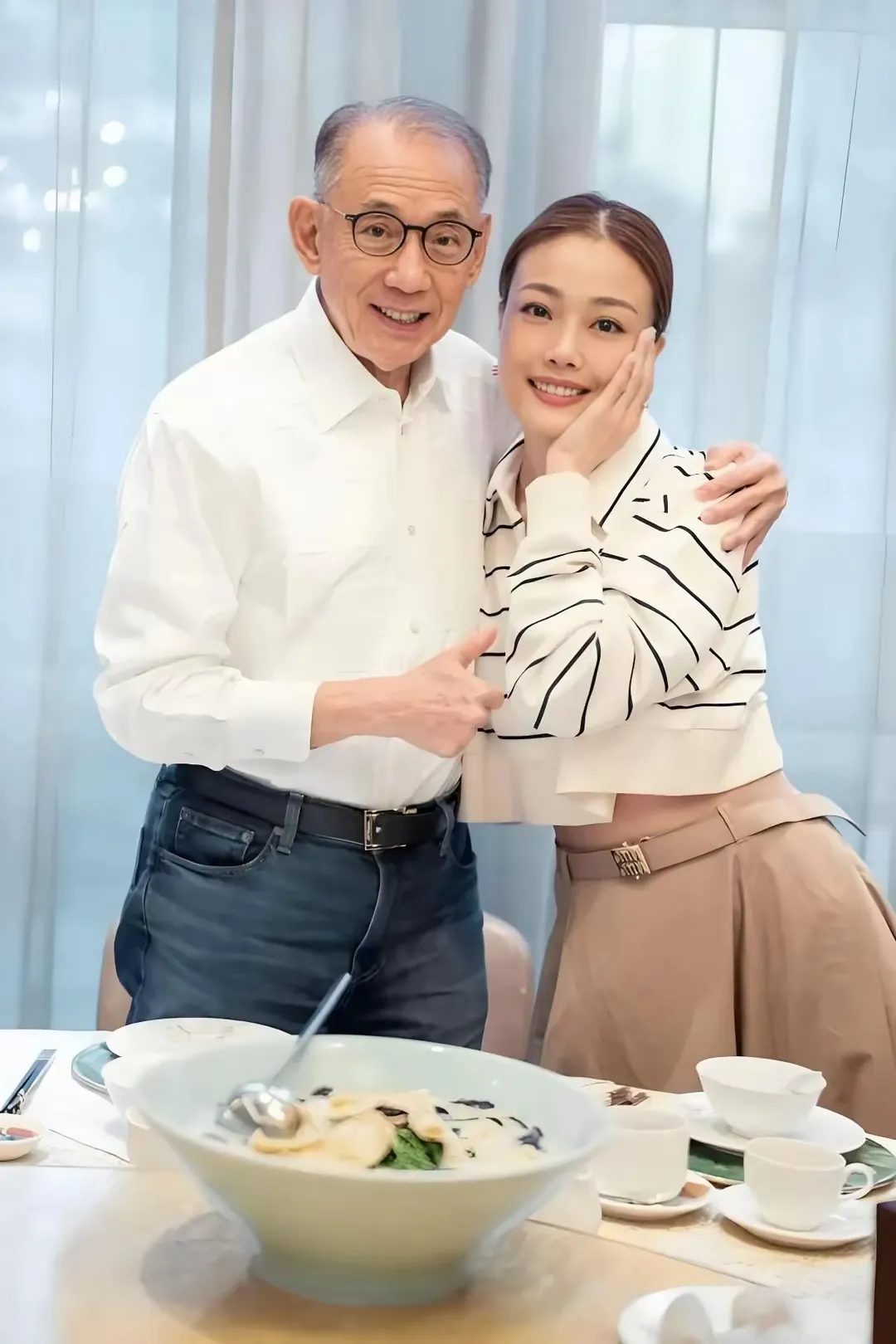 多位一线艺人愿意和杨受成共进退，可见英皇老板杨受成一定有过人之处。毕竟明星大