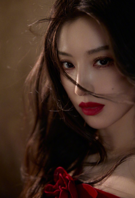 王鹤润复古红裙，红丝绒邂逅大波浪，一眼沦陷的复古浪漫～​​​