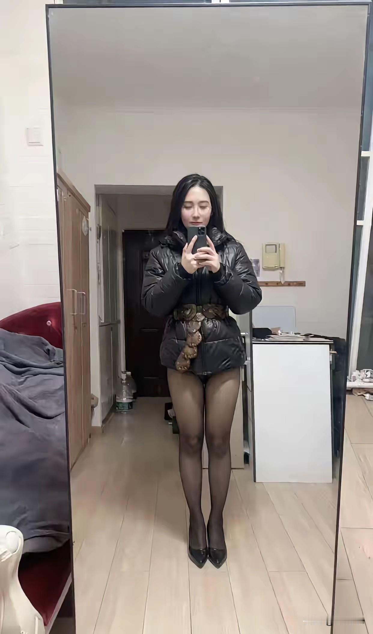 冬日穿搭指南：保暖羽绒服+性感丝袜，时尚与温度并存！🌟👗👠