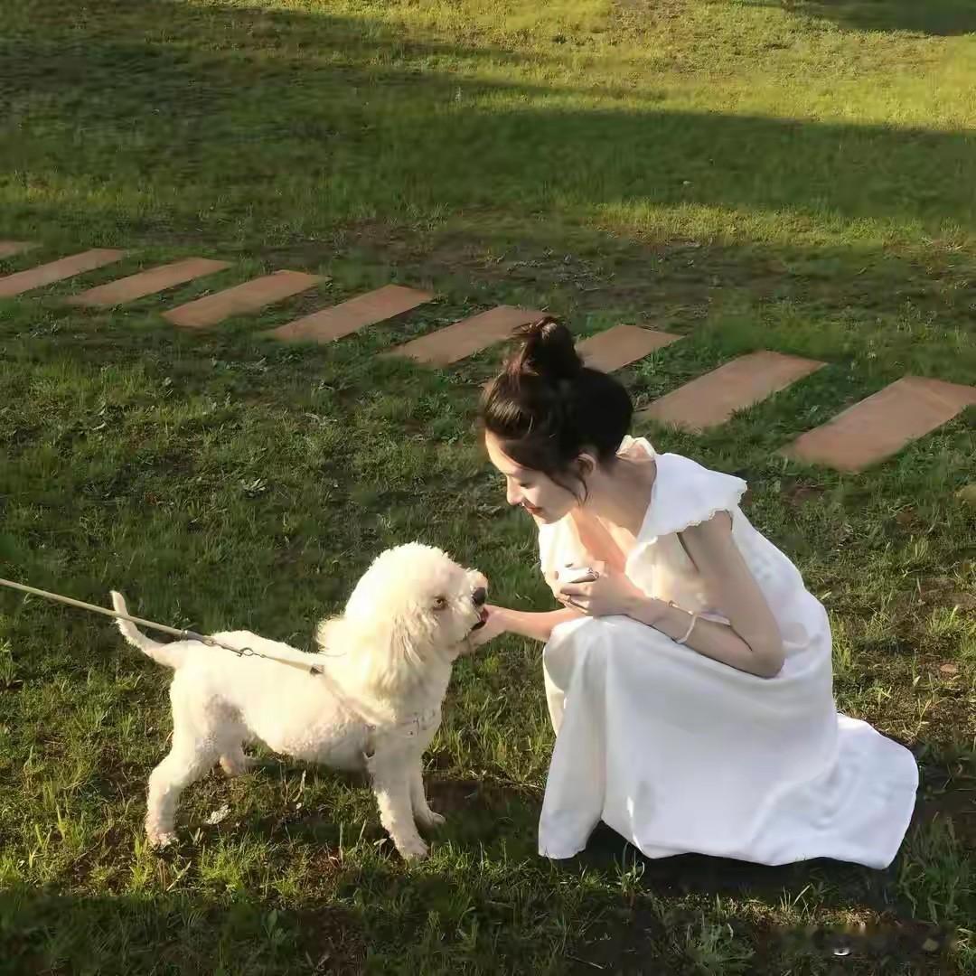 女孩子最清醒的行为，就是不吸烟，不喝酒。因为，这两件事，只会损害健康，