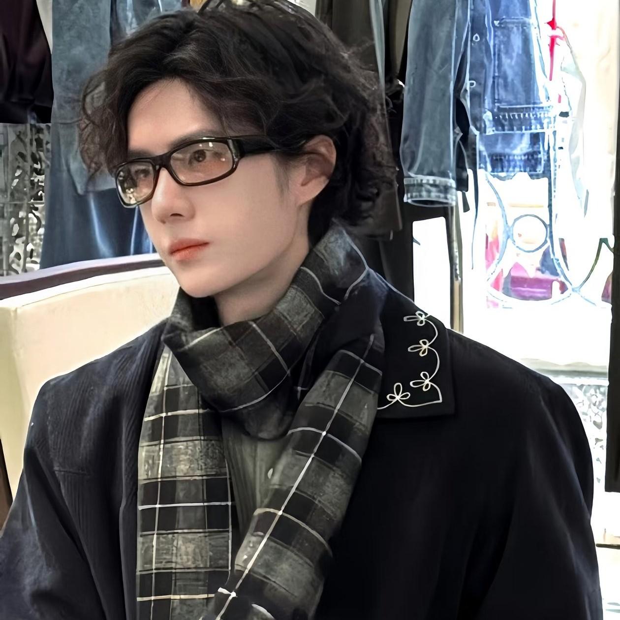 不是替王一博澄清，是吃瓜也要实事求是。王一博最近又被爆料跟綦美合的绯闻这次更