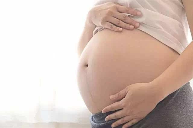 为了宝宝出生后更漂亮, 孕妈每天狂吃水果, 婴儿出生后全家炸开锅
