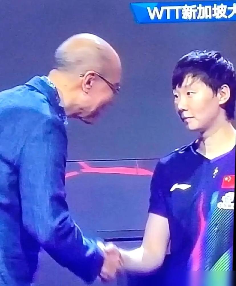 说王曼昱打球像木头没情绪？我那心理咨询师闺蜜把酒杯重重砸在桌上，冷笑说你们根本不