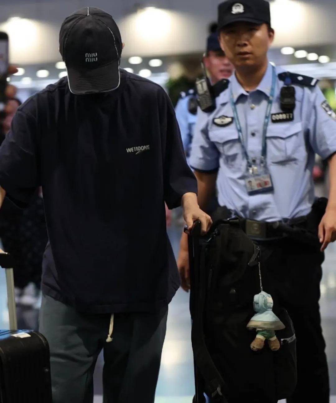 王曼昱北京飞乌鲁木齐，顺利到达！没想到飞乌鲁木齐要这么久，很多粉丝都在等曼昱平