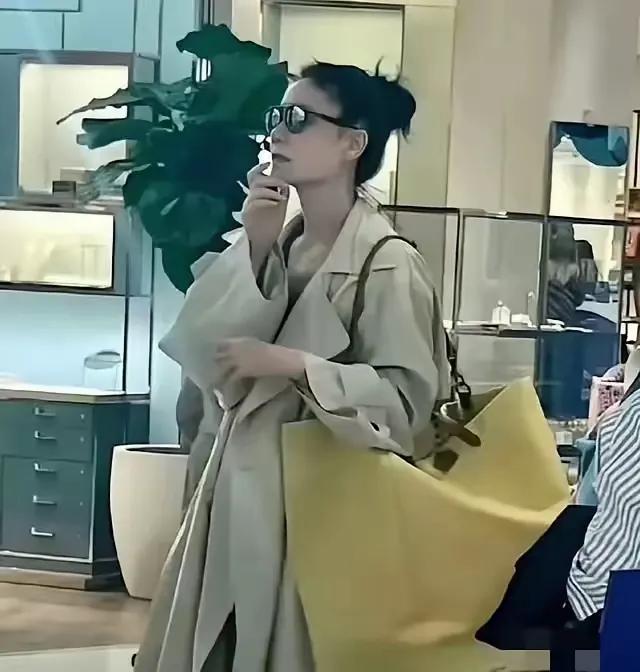 王菲把5块钱泡面，吃出了千元大餐的气场，这才是刻在骨子里的高级感！不刻意扮