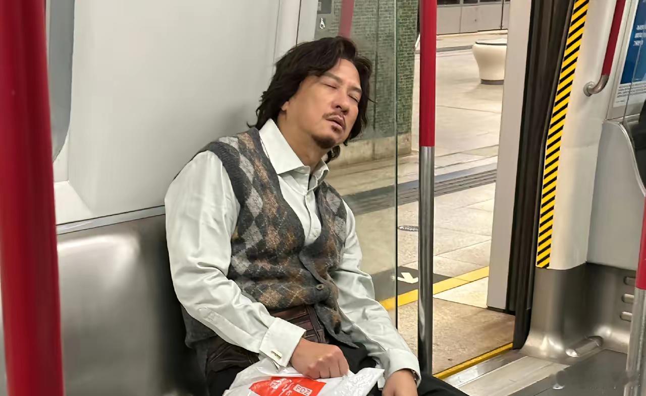 张家辉没想到，胡杏儿也没想到，都已经带了流量明星曾舜晞。《绝命法官》开播不到一