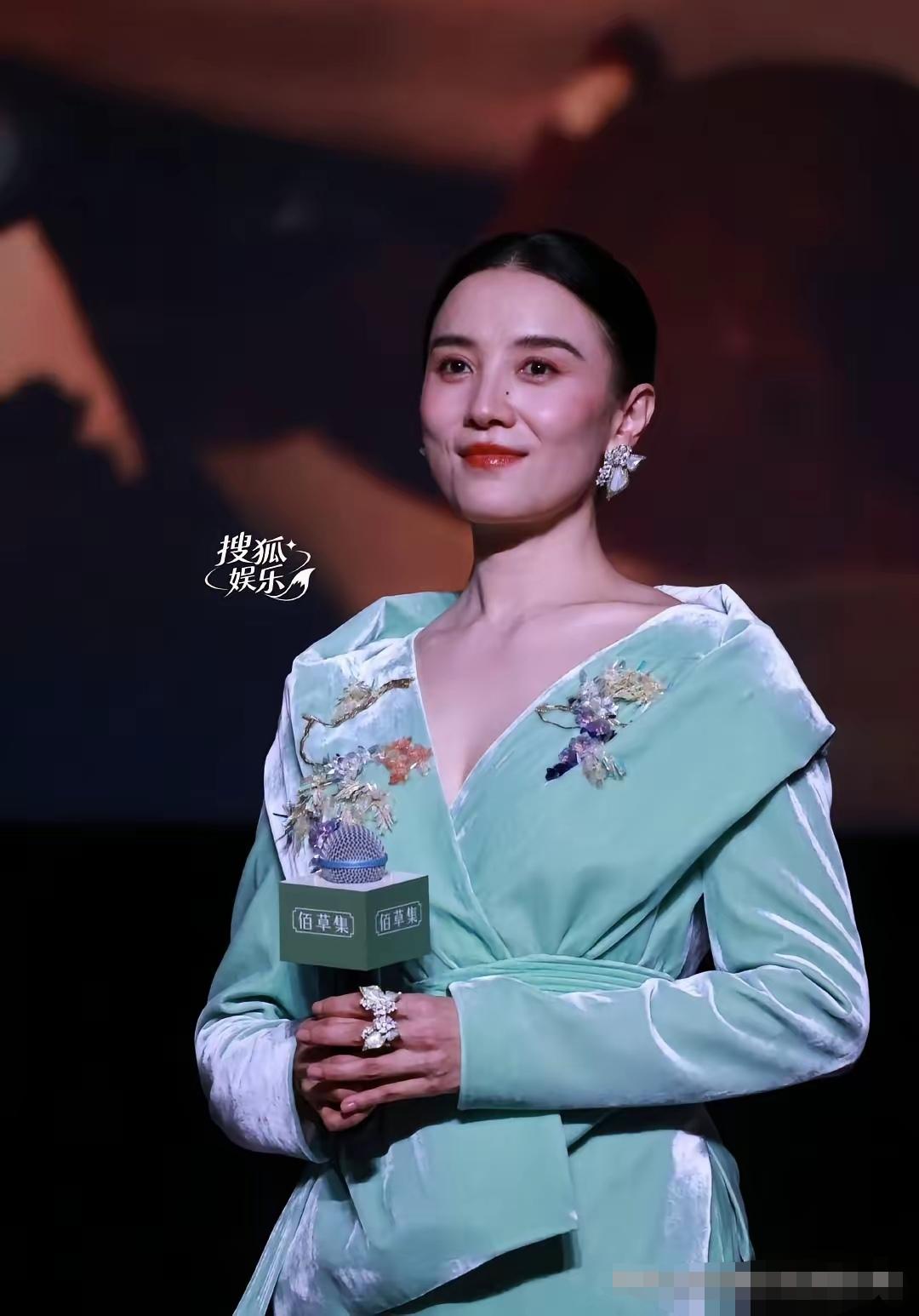 我就说嘛，宋佳穿什么衣服都漂亮的。无论是古代的还是现代的服装都轻松驾驭。都能穿出