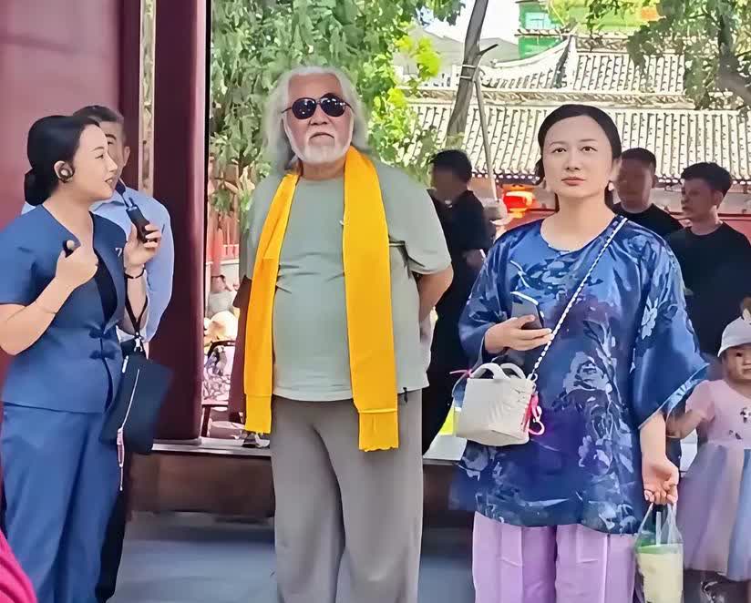 我的天！张纪中老婆杜星霖，姨奶味嗖~的一下上来了。43岁杜星霖~74岁