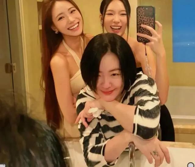 小S这次空降热搜，既没蹭大S的热度，也没聊自家女儿，全靠自己的采访言论炸了锅。她在时尚杂志访谈里说宁